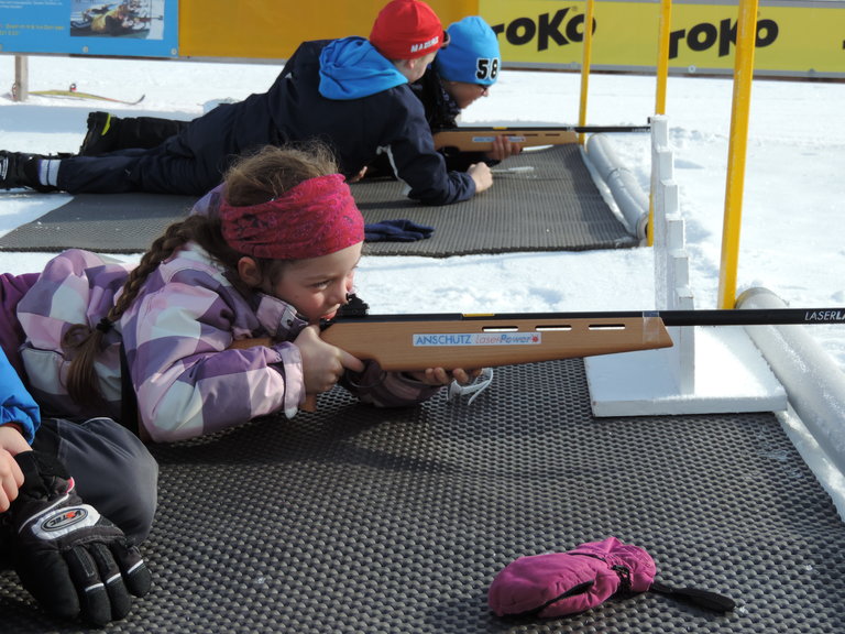 Kinder beim Biathlon. | © Langlaufschule fit & fun