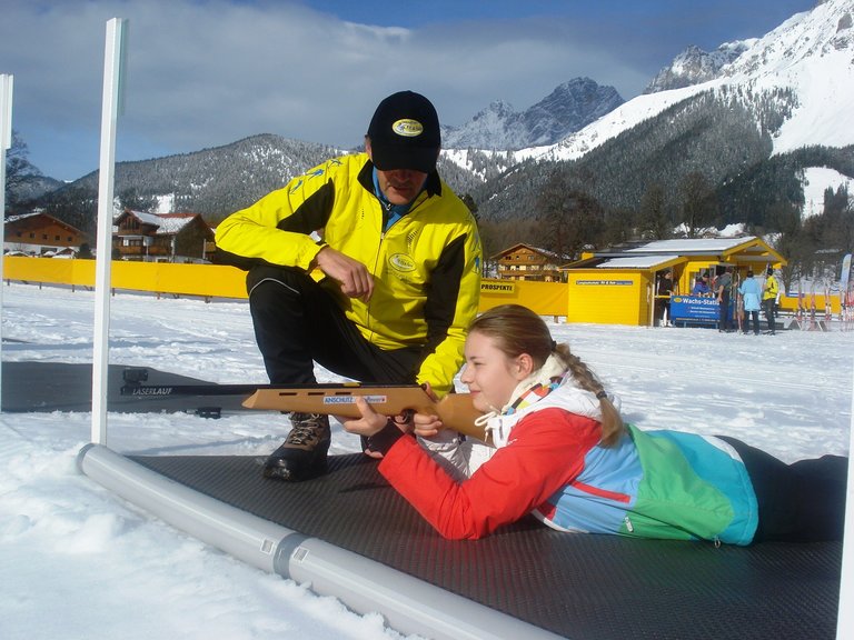 Ein Mädchen lernt Laserbiathlon. | © Langlaufschule fit & fun