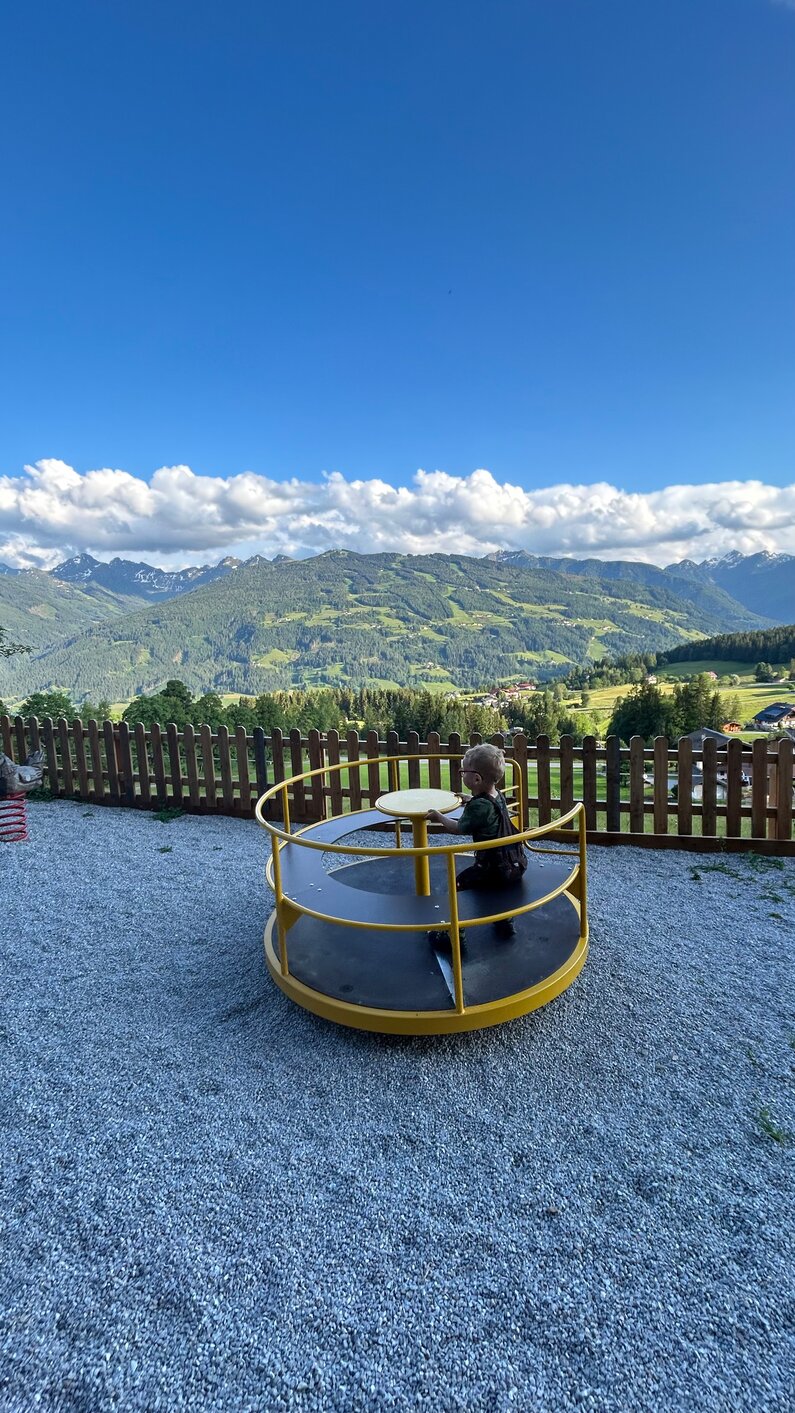 Spielplatz mit Panorama | © Sattelberghütte